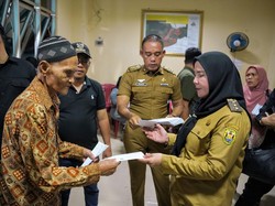 Walkot Eva Dwiana Salurkan Bantuan untuk Korban Banjir Bandar Lampung