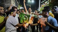 Warga India Bakar Bendera Pakistan Usai Serangan di Kashmir
