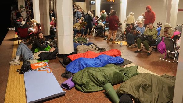 Warga Kyiv Berlindung di Metro Saat Serangan Rudal Rusia