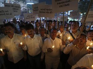 Aksi Damai Warga India untuk Korban Serangan Militan