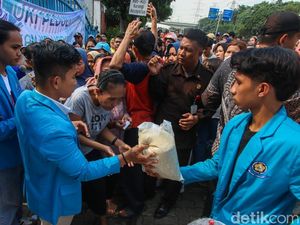 Aksi Mahasiswa Peduli Bagi-bagi Beras Kepada Masyarakat Aksi Mahasiswa Peduli Bagi-bagi Beras Kepada Masyarakat