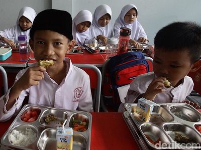 Antusias Siswa SD di Tangsel Menyantap Makan Bergizi Gratis