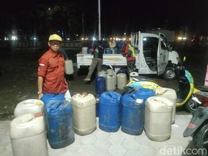 TNI-Polri Gerebek Perumahan Diduga Timbun BBM di Polman, 48 Jeriken Disita TNI-Polri Gerebek Perumahan Diduga Timbun BBM di Polman, 48 Jeriken Disita