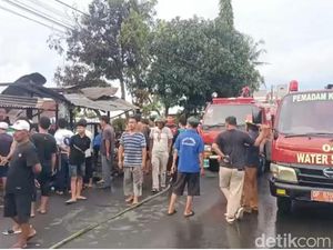 Kebakaran Bengkel di Dekat Stadion BJ Habibie Jelang PSM Vs Bali United Kebakaran Bengkel di Dekat Stadion BJ Habibie Jelang PSM Vs Bali United