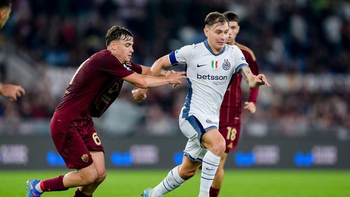 Nicolo Barella of FC Internazionale and Niccolo Pisilli of AS Roma compete for the ball during the Serie A Enilive match between AS Roma and FC Internazionale at Stadio Olimpico on October 20, 2024 in Rome, Italy. (Photo by Giuseppe Maffia/NurPhoto via Getty Images)