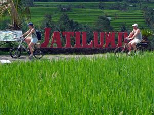 Asyiknya Bersepeda di Tengah Persawahan Jatiluwih Bali Asyiknya Bersepeda di Tengah Persawahan Jatiluwih Bali