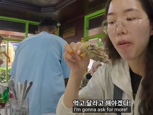 YouTuber Ini Cicip Ayam Pop Autentik di Bukittinggi YouTuber Ini Cicip Ayam Pop Autentik di Bukittinggi