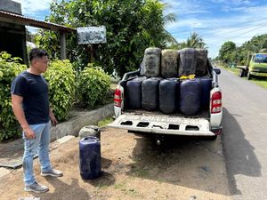 Polda Bengkulu Ringkus Empat Penimbun 950 Liter BBM Subsidi Polda Bengkulu Ringkus Empat Penimbun 950 Liter BBM Subsidi