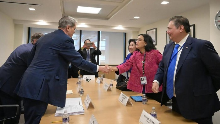Berjuang Lunakkan Trump, Trio Utusan Prabowo Bertemu Menkeu AS Menteri Keuangan Sri Mulyani Indrawati, Menteri Koordinator Perekonomian Airlangga Hartarto, dan Wakil Ketua Dewan Ekonomi Nasional (DEN) Mari Elka Pangestu, berjumpa Menteri Keuangan Amerika Serikat (AS) Scott Bessent.
