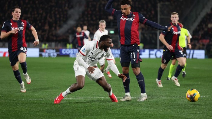 BOLOGNA, ITALY - FEBRUARY 27: Youssouf Fofana of Milan loses his footing inside the penalty area as Dan Ndoye of Bologna defends during the Serie A match between Bologna and AC Milan at Stadio Renato DallAra on February 27, 2025 in Bologna, Italy. (Photo by Timothy Rogers/Getty Images)