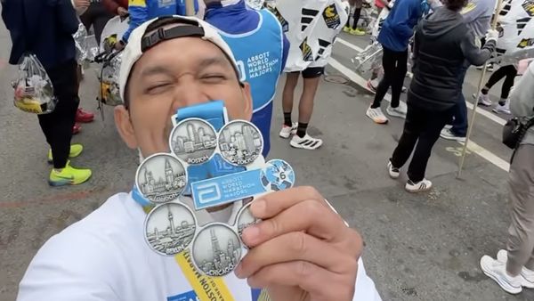 Kebahagiaan Ibnu Jamil-Daniel Mananta Raih Six Stars Medal World Marathon Majors