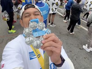 Kebahagiaan Ibnu Jamil-Daniel Mananta Raih Six Stars Medal World Marathon Majors