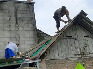 Pak Bhabin Wonosobo Bripka Rosyid Gerakkan Program Bedah Rumah Pak Bhabin Wonosobo Bripka Rosyid Gerakkan Program Bedah Rumah