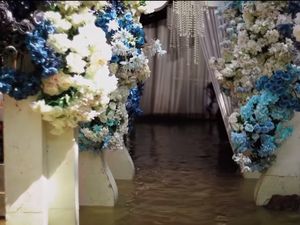 Pernikahan Viral Tempat Resepsi Kebanjiran, Pengantin Pingsan