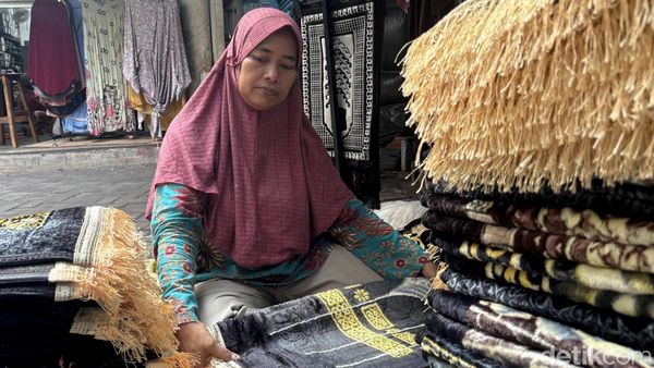 Potret Geliat Pasar Bong Surabaya Jelang Musim Haji 2025