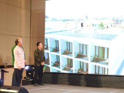 Dua Kali Resmikan PLTS Atap Pelaku Usaha, Gubernur Koster: Ini Keren Banget
