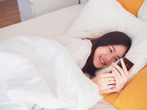 5 Bahaya Mengecek HP Setelah Bangun Tidur, Kaum Rebahan Wajib Cek 5 Bahaya Mengecek HP Setelah Bangun Tidur, Kaum Rebahan Wajib Cek