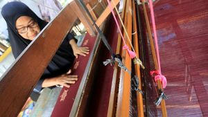 Intip Pembuatan Kerajinan Kain Tenun Ikat Tradisional di Aceh Barat