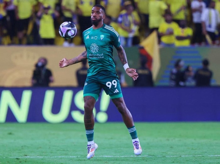 Ahli's English forward Ivan Toney controls the ball during the Saudi Pro League football match between Al-Ahli and Al-Nassr at at al-Awwal Stadium in Riyadh on September 13, 2024. (Photo by Fayez NURELDINE / AFP)