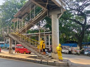 JPO Tanpa Pagar di Cakung Ditutup, Tak Bisa Dilintasi Pejalan Kaki JPO Tanpa Pagar di Cakung Ditutup, Tak Bisa Dilintasi Pejalan Kaki