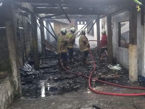 Kebakaran di Kos Jalan Dewi Sri, 30 Kamar Ludes-3 Korban Luka Kebakaran di Kos Jalan Dewi Sri, 30 Kamar Ludes-3 Korban Luka