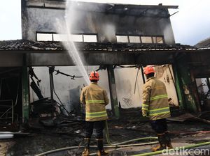 Toko Suku Cadang Motor di Pakem Terbakar, 4 Mobil Pemadam Dikerahkan Toko Suku Cadang Motor di Pakem Terbakar, 4 Mobil Pemadam Dikerahkan
