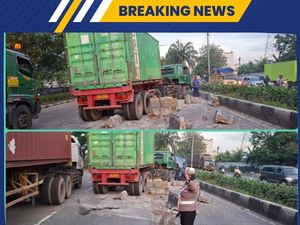 Truk Tabrak Separator Busway di Jl Daan Mogot Jakbar, Lalin Macet Truk Tabrak Separator Busway di Jl Daan Mogot Jakbar, Lalin Macet