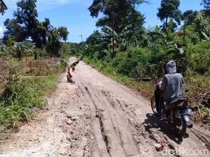 Warga Fatukoa Keluhkan Jalan Rusak di Tengah HUT ke-139 Kota Kupang Warga Fatukoa Keluhkan Jalan Rusak di Tengah HUT ke-139 Kota Kupang