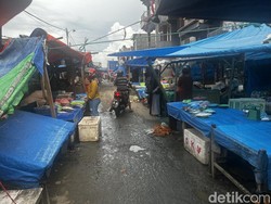Lapak Pasar Sentral Pinrang Tak Terurus, Pedagang Pindah Jualan ke Jalan
