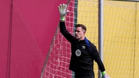 Sementara cerita lain datang dari Spanyol. Marc-Andre Ter Stegen sempat ribut dengan Barcelona soal laporan medis, sampai dicopot ban kaptennya. Kini jabatannya dikembalikan klub, meski nasibnya masih terancam di bawah mistar Blaugrana. (Foto: Europa Press via Getty Images/Europa Press Sports)