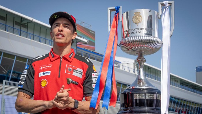 Demi menyemarakkan pertandingan, Federasi Sepakbola Spanyol (RFEF) bekerja sama dengan MotoGP dalam promosi Copa del Rey. Trofi juara dipamerkan di Sirkuit Jerez, lokasi balapan MotoGP Spanyol akhir pekan ini.