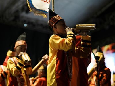 Momen Pelajar Mainkan Alat Musik Bambu Tradisional di Kolaka