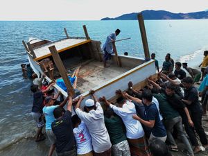 Nelayan Kolaka Pertahankan Tradisi Lewat Gotong Royong Turunkan Kapal