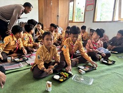 Siswa SDN 2 Pakisrejo Nikmati Makan Bergizi dari Polres Blitar Kota