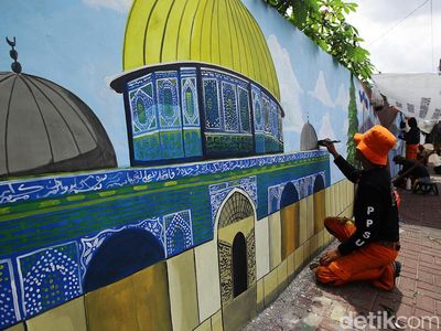 Pembuatan Mural Bikin Segar Sudut Kota Jakarta