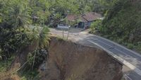 Penampakan Jalan Penghubung Ciamis-Pangandaran Longsor