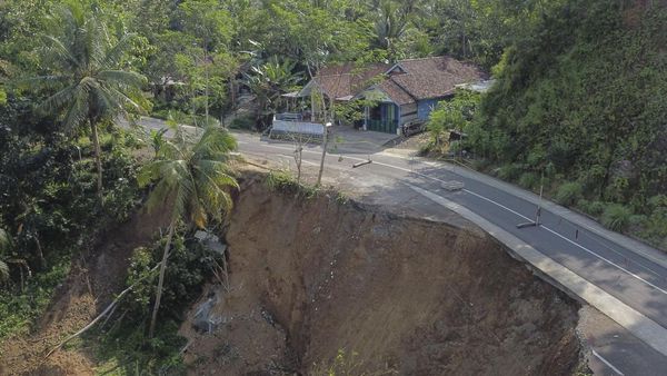 Penampakan Jalan Penghubung Ciamis-Pangandaran Longsor