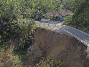 Penampakan Jalan Penghubung Ciamis-Pangandaran Longsor