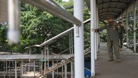 Penampakan Ngeri Kondisi JPO di Cakung Bak Uji Nyali