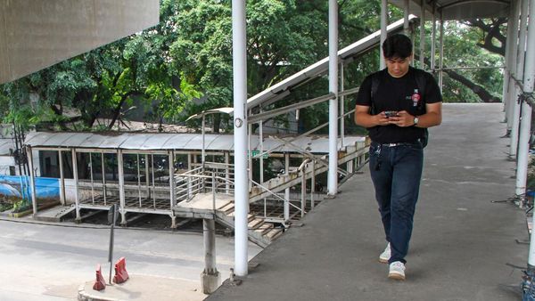 Penampakan JPO Rusak Tanpa Pagar di Cakung