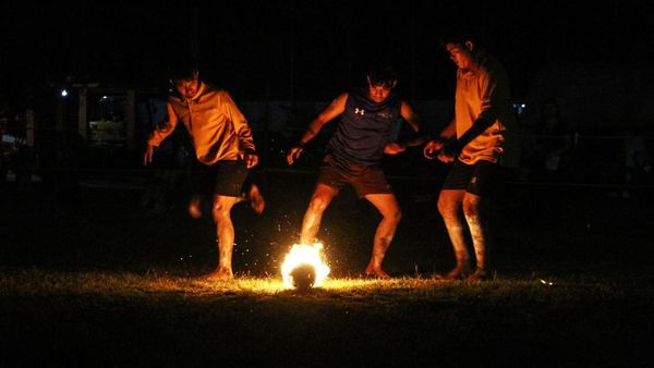 Aksi Seru Permainan Sepak Bola Api di Palangka Raya