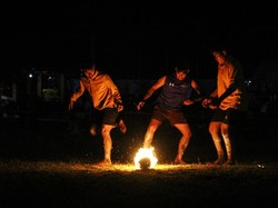 Aneka Permainan Tradisional Suku Dayak: Sepak Bola Api-Menyumpit