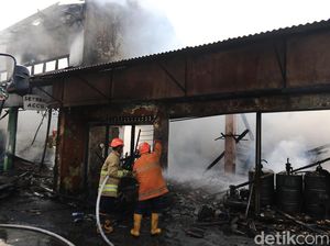Kebakaran Toko Onderdil di Pakem Sleman Diduga gegara Aki Meledak Kebakaran Toko Onderdil di Pakem Sleman Diduga gegara Aki Meledak