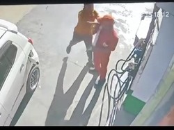 Video: Pengendara Mobil Pukuli Petugas SPBU di Sampang Gegara Barcode BBM Tak Sesuai