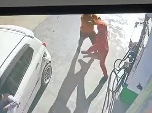 Petugas SPBU di Sampang Dipukul Pemobil yang Gagal Isi BBM Petugas SPBU di Sampang Dipukul Pemobil yang Gagal Isi BBM