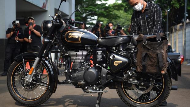 Refleksi petugas KPK menunjukkan motor Royal Enfield sitaan milik mantan Gubernur Jawa Barat Ridwan Kamil di Rumah Penyimpanan Benda Sitaan dan Barang Rampasan (Rupbasan) KPK, Cawang, Jakarta, Jumat (25/4/2025). Motor Royal Enfield tipe Classic 500 Limited Edition milik Ridwan Kamil tersebut merupakan salah satu dari 26 kendaraan yang disita KPK terkait kasus dugaan korupsi pengadaan iklan di Bank Pembangunan Daerah Jawa Barat dan Banten (Bank BJB) yang menyebabkan kerugian negara mencapai Rp222 miliar. ANTARA FOTO/Indrianto Eko Suwarso/Spt.