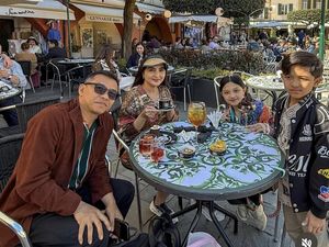 Potret Seru Ashanty Makan Bareng Keluarga hingga Geng Cendol Potret Seru Ashanty Makan Bareng Keluarga hingga Geng Cendol