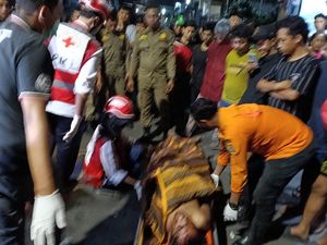 Pria Hendak Curi Kotak Amal di Surabaya Kritis Dimassa Pria Hendak Curi Kotak Amal di Surabaya Kritis Dimassa