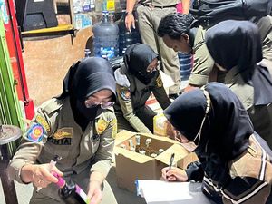Satpol PP Razia Warung Miras Berkedok Bengkel di Bogor, Ratusan Botol Disita Satpol PP Razia Warung Miras Berkedok Bengkel di Bogor, Ratusan Botol Disita