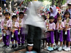 Ancol Bagi-bagi Suvenir Edukatif di Hari Pendidikan Nasional